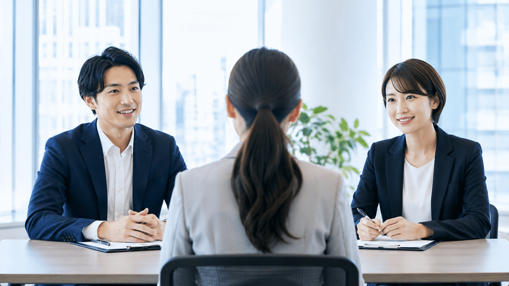 採用面談で笑顔で話すミライスタートのメンバー